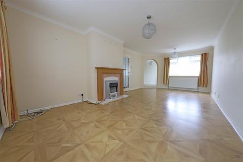 2 bedroom detached bungalow to rent, Ridgewood Avenue, Saltdean