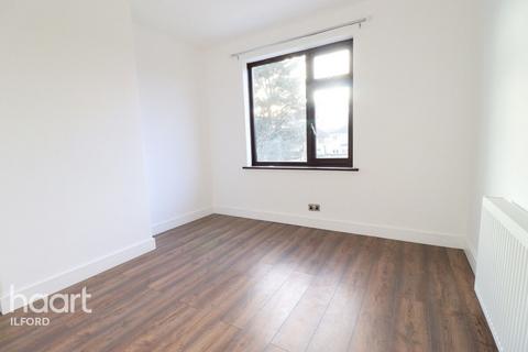 3 bedroom detached house to rent, Clinton Crescent, ILFORD