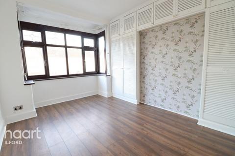 3 bedroom detached house to rent, Clinton Crescent, ILFORD