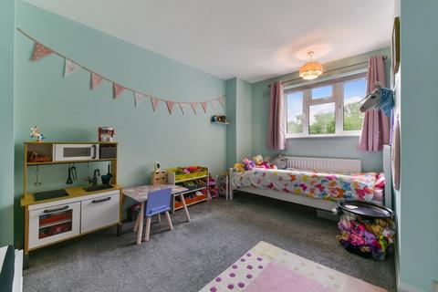 17 Parkdale Crescent, Worcester Park, KT4 7QF