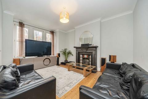 3 bedroom flat to rent, Trouville Road, London SW4