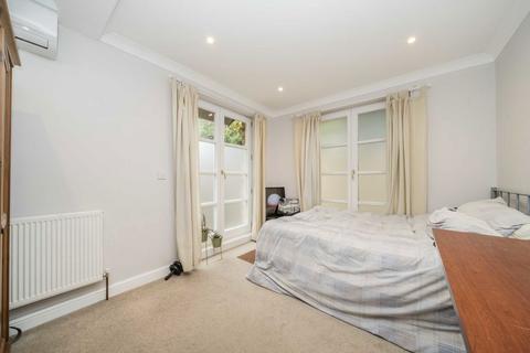 3 bedroom flat to rent, Trouville Road, London SW4