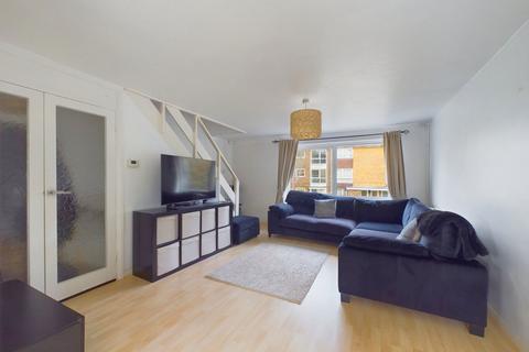 2 bedroom maisonette for sale, Cotswold Court, Horsham RH13