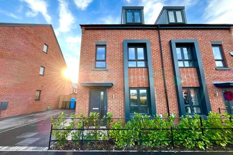 3 bedroom semi-detached house to rent, Birch House Close, Lancashire OL10