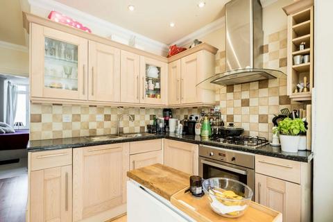 2 bedroom flat to rent, Taunton Avenue, London SW20