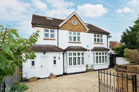 Hampton Court Way, Thames Ditton, Surrey, KT7