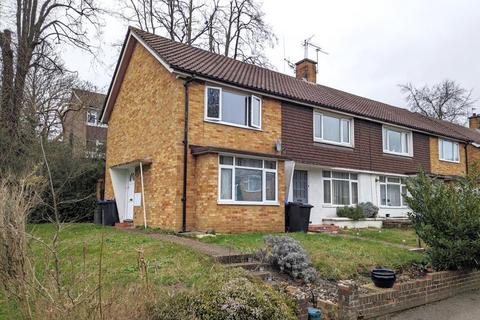 2 bedroom maisonette to rent, Thorsden Close, Woking GU22