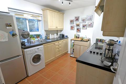 2 bedroom maisonette to rent, Thorsden Close, Woking GU22