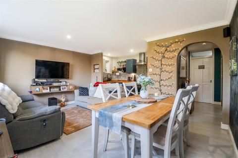 Flat 5, Kaithewood House Crawley Road, Horsham, RH12 4WJ