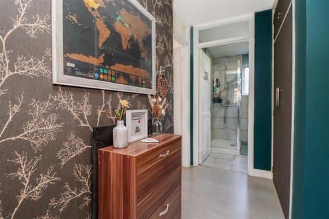 Flat 5, Kaithewood House Crawley Road, Horsham, RH12 4WJ