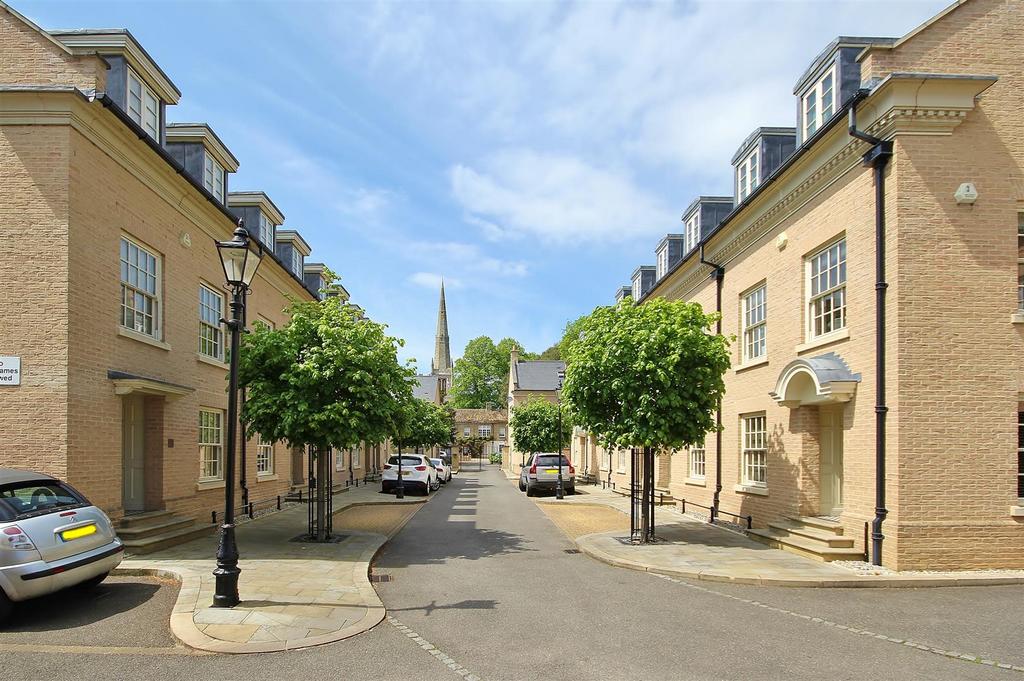 8 River Place, St Ives, courtyard.JPG