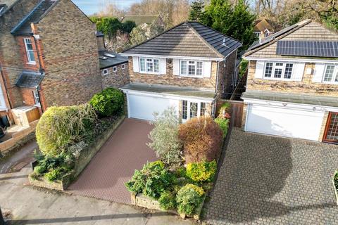 4 bedroom detached house to rent, Thorkhill Road, Thames Ditton KT7