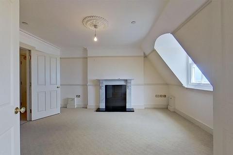 2 bedroom flat to rent, Marine Crescent, Folkestone