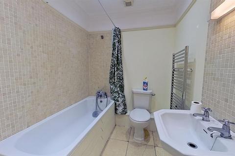 2 bedroom flat to rent, Marine Crescent, Folkestone