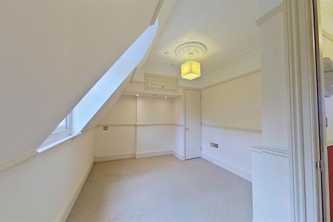 2 bedroom flat to rent, Marine Crescent, Folkestone