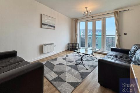 2 bedroom flat for sale, Aspects Court, Slough SL1