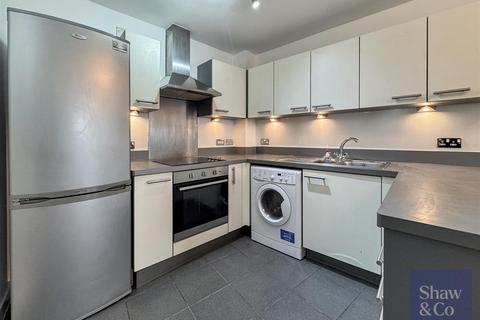 2 bedroom flat for sale, Aspects Court, Slough SL1