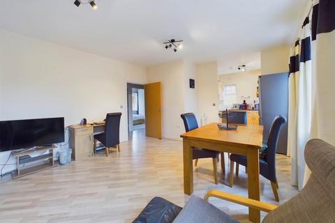 2 bedroom flat for sale, Florey Gardens, Aylesbury HP20