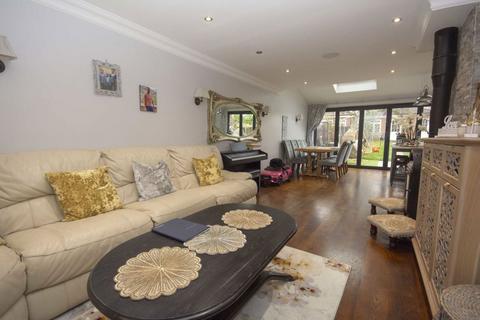 5 bedroom semi-detached house to rent, Girton Avenue, London NW9