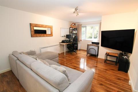 2 bedroom flat for sale, Mullards Close, Mitcham CR4