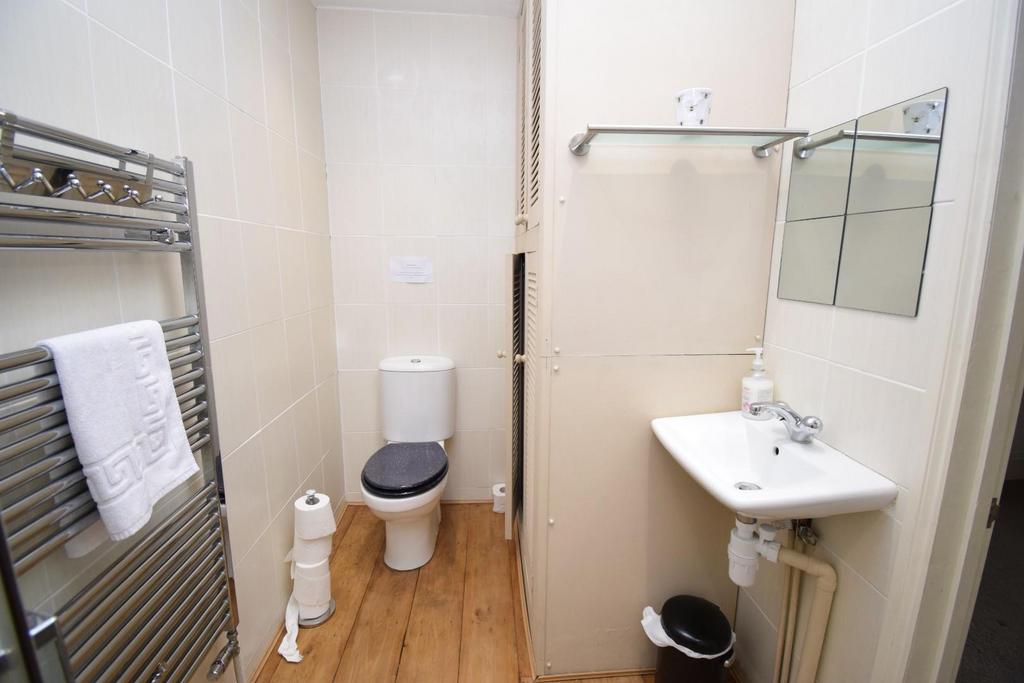 Bed 2 En-Suite.JPG