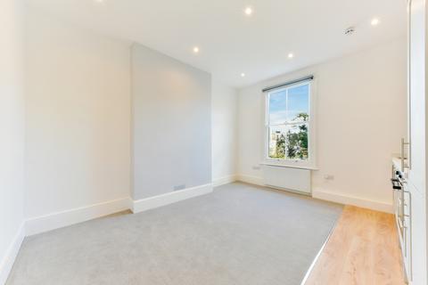 Studio to rent, First Floor Middle (Flat 4), 43 Queens Road, London