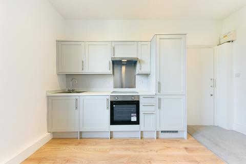 Studio to rent, First Floor Middle (Flat 4), 43 Queens Road, London