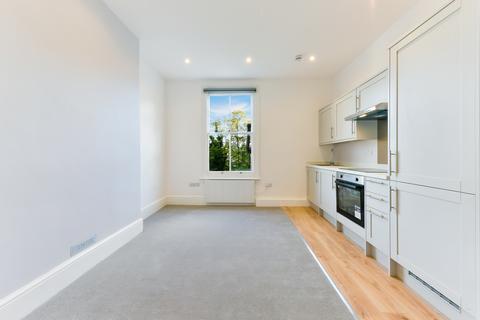 Studio to rent, First Floor Middle (Flat 4), 43 Queens Road, London