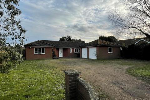 3 bedroom bungalow to rent, The Grove, Beck Row IP28