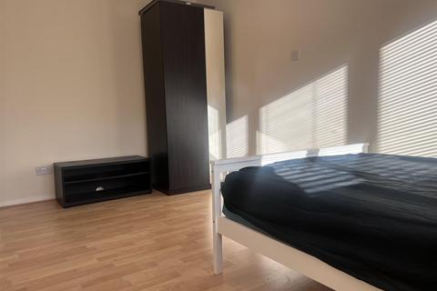 Studio to rent, Kingfisher Walk, Colindale, London