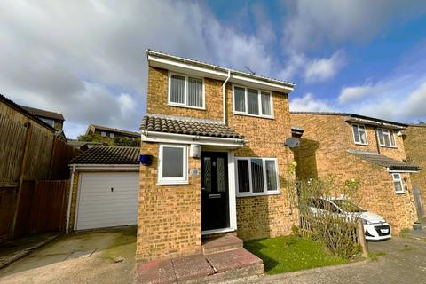 3 bedroom detached house to rent, Mermaid Close, Chatham