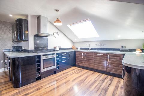 2 bedroom penthouse for sale, Rayleigh Road, Leigh-on-Sea SS9