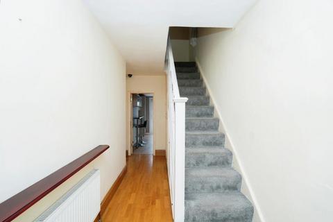 3 bedroom semi-detached house to rent, Northolt UB5