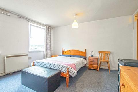 2 bedroom flat to rent, Chiswick High Road, London W4