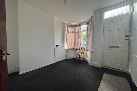 2 bedroom terraced house to rent, Russell Rise, Luton LU1