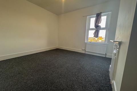 2 bedroom terraced house to rent, Russell Rise, Luton LU1