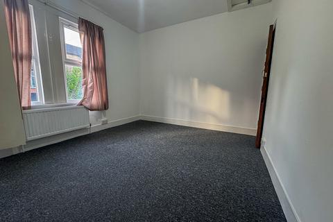 2 bedroom terraced house to rent, Russell Rise, Luton LU1