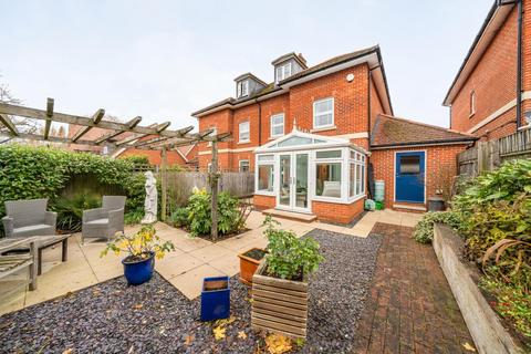 15 College Close, Thame, OX9 2DQ