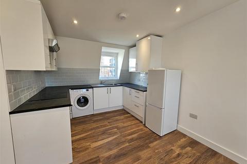 1 bedroom house to rent, Frinton Mews, Ilford IG2