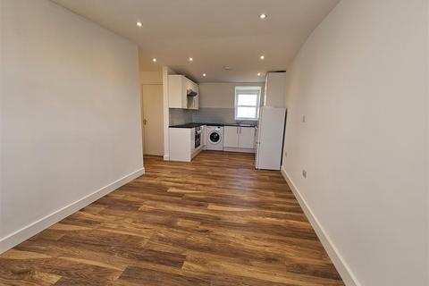 1 bedroom house to rent, Frinton Mews, Ilford IG2