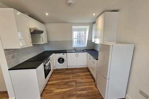 1 bedroom house to rent, Frinton Mews, Ilford IG2