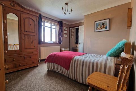 8 Fitzgerald Close, Lawford, Manningtree, CO11 2JT