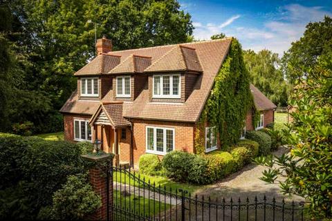 5 bedroom detached house for sale, Roundabout Road, Copthorne