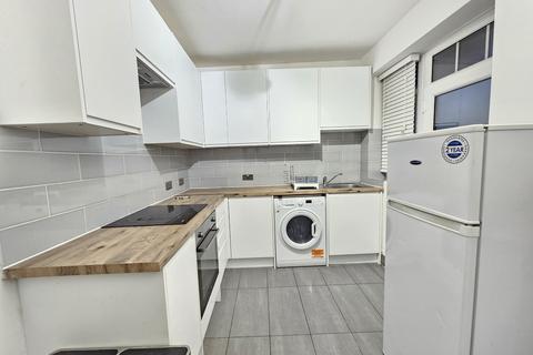 2 bedroom flat to rent, Queens Road, London NW4