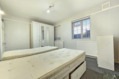 2 bedroom flat to rent, Queens Road, London NW4