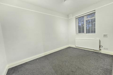 2 bedroom flat to rent, Queens Road, London NW4