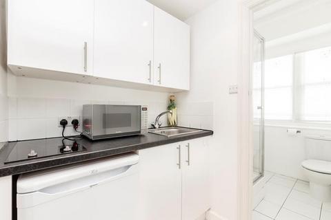 Studio to rent, Hill Street, London, W1