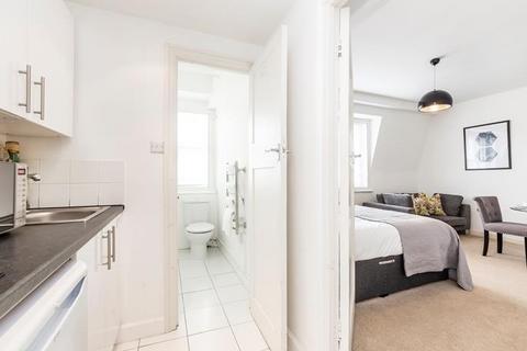 Studio to rent, Hill Street, London, W1