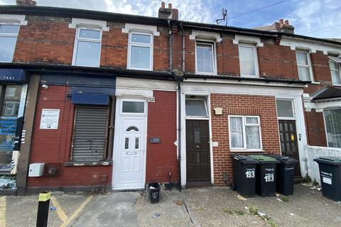 2 bedroom flat to rent, Old Road West, Gravesend