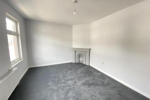 2 bedroom flat to rent, Old Road West, Gravesend